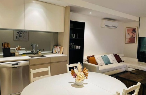 Hawthorn Apartment | Cental location 2 Bedrooms Apt*Free Parking