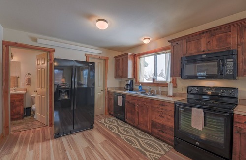 West Yellowstone Apartment | Centennial Suite, Sleeps 4, only 5 blocks from west entrance to Yellowstone Park