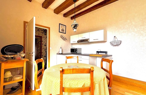 Chinon Apartment | Center Chinon Gîte XVème 2 chambres + garage vélo.