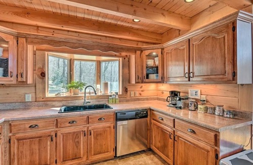 Smithville Ski Chalet | Center Hill Lake Cabin with Hot Tub & Lake Access