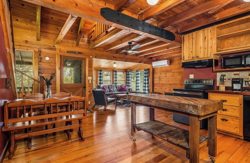Baxter House | Center Hill Lake Cabin w/Deck & Fire Pit