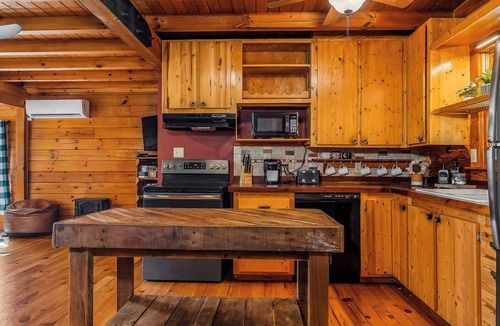 Baxter House | Center Hill Lake Cabin w/Deck & Fire Pit