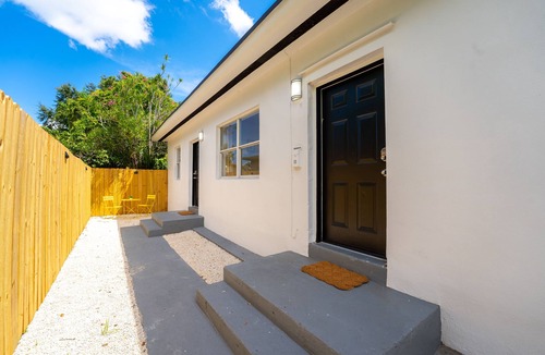 Liberty City Apartment | Center Location 1 Bad + 1 Bath w/Private Yard #1