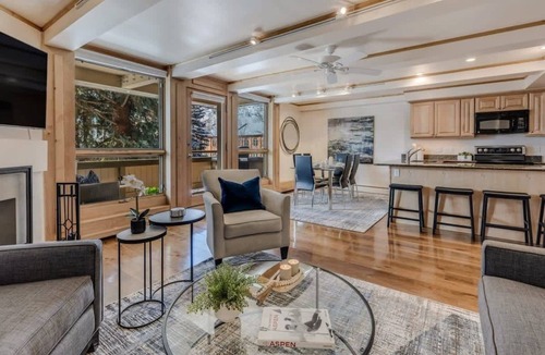 Aspen Apartment | Center of Aspen 2BR, 2BA with AC!