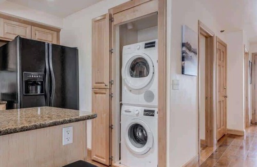 Aspen Apartment | Center of Aspen 2BR, 2BA with AC!