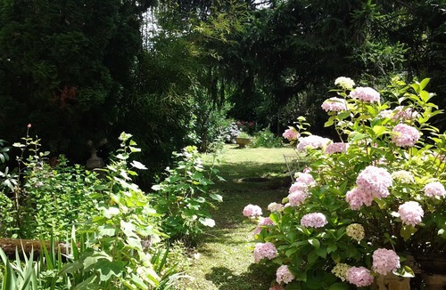 Bagneres-de-Luchon Apartment | Center of Bagnères de Luchon, gd T2/3 (65m²) of independent character, with garden.