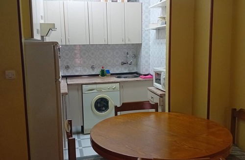 Basurtu Apartment | Center of Bilbao. Pets are allowed. Complete studio with balcony, ideal for couples