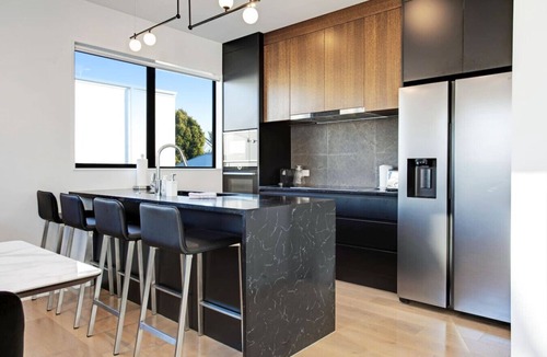 Epsom House | Central Modern Duplex Home near Cornwall Park