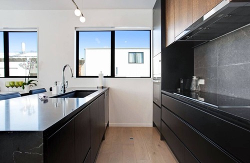 Epsom House | Central Modern Duplex Home near Cornwall Park