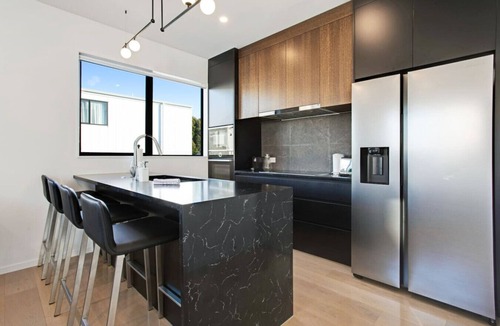 Epsom House | Central Modern Duplex Home near Cornwall Park