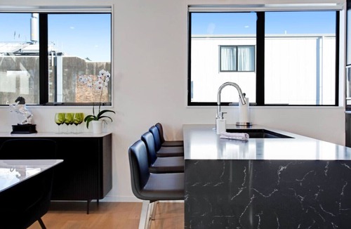 Epsom House | Central Modern Duplex Home near Cornwall Park