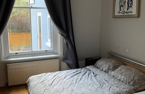 Kilburn Apartment | Central 1-bedroom flat with two beds