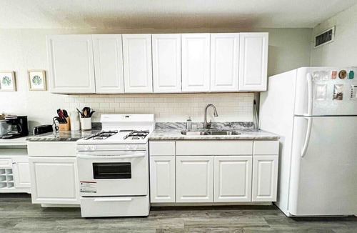 Central City Apartment | Central 1BDR+RemoteWork+Extended Stay+Pets OK