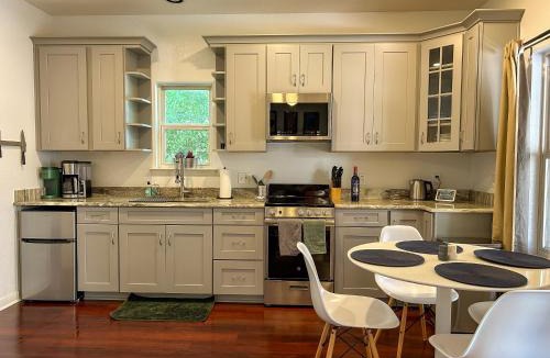 Alta Vista Apartment | Central 1br 1ba SA Casita w full kitchen & patio