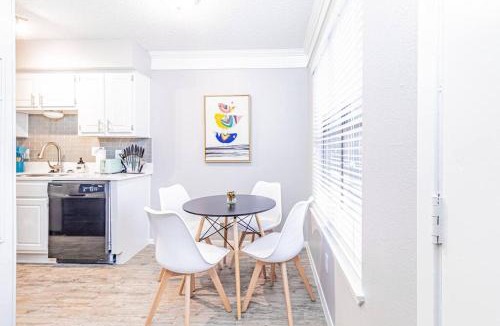 Brentwood Apartment | Central 1BR King Bed Suites, Close to Downtown & Domain