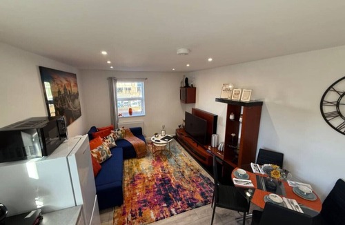 Watford Town Centre Apartment | Central 1BR Watford Flat 12E | Stayfolk