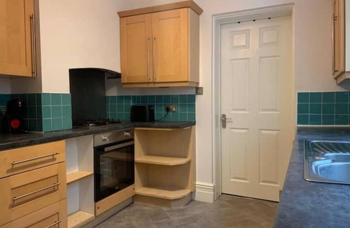 Horfield Apartment | Central 2 bed flat with off street-parking