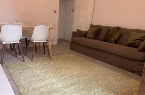 Horfield Apartment | Central 2 bed flat with off street-parking