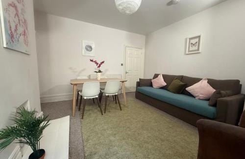 Horfield Apartment | Central 2 bed flat with off street-parking