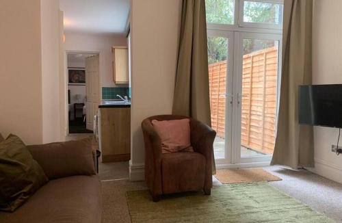 Horfield Apartment | Central 2 bed flat with off street-parking