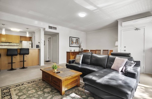 Southbank Apartment | Central 2-Bed Pad with Tennis Court,