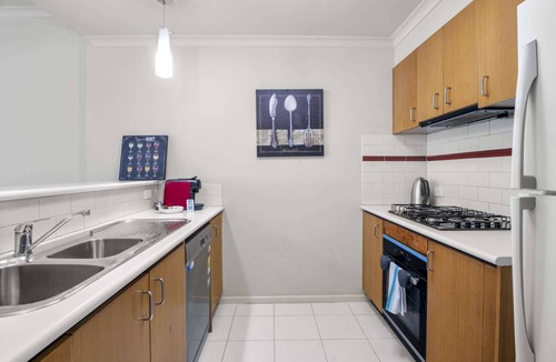 Southbank Apartment | Central 2-Bed Pad with Tennis Court,