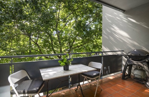 Southbank Apartment | Central 2-Bed Pad with Tennis Court,