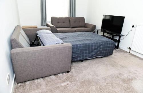 Carnoustie House | Central 2-bedroom bunglow with double sofa bed
