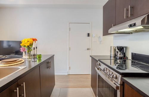 Downtown Montreal Apartment | Central 2BDR Condo on Bishop-Vibe Central MTL