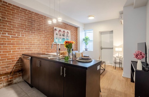Downtown Montreal Apartment | Central 2BDR Condo on Bishop-Vibe Central MTL