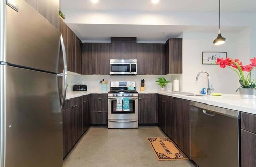 Little Tokyo Apartment | Central 2BR Getaway Balcony & Rooftop Pool Access