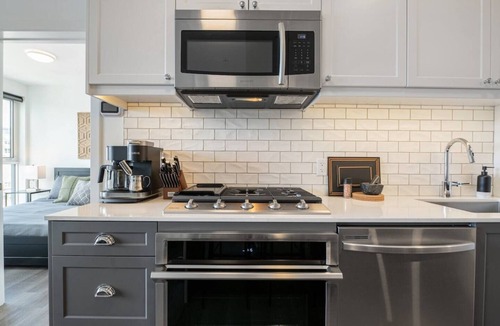 Kensington Condo | Central 2BR in Kensington w/Parking + AC