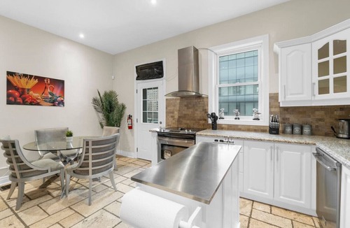 Church and Wellesley House | Central 2BR - King Bed - 1 min to Subway/Yonge St