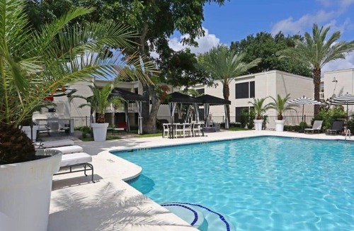 Brentwood Apartment | Central 2BR king suite with pool and gym