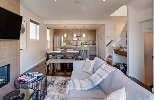 Marda Loop House | Central 3 bdrm Home in Trendy Marda Loop