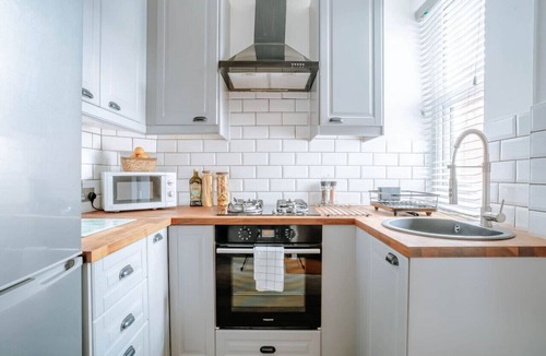 Harrogate House | Central 3 Bedroom House WIFI & Parking