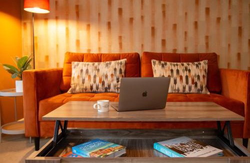 Bourne House | Central 3-Bedroom House Sleeps 5 with Parking