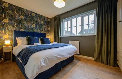 Bourne House | Central 3-Bedroom House Sleeps 5 with Parking