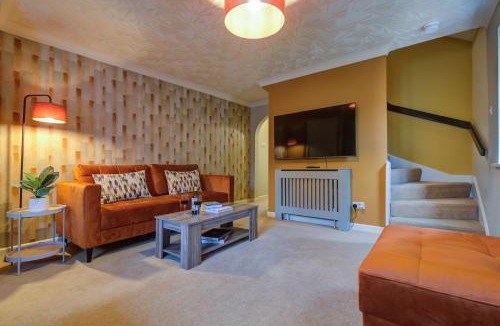 Bourne House | Central 3-Bedroom House Sleeps 5 with Parking