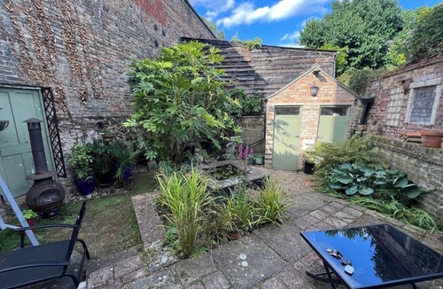 Ely House | Central 3 BR Home with Private Courtyard