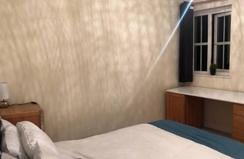 Newcastle-Under-Lyme Apartment | Central 3 BR in Newcastle with Allocated Parking