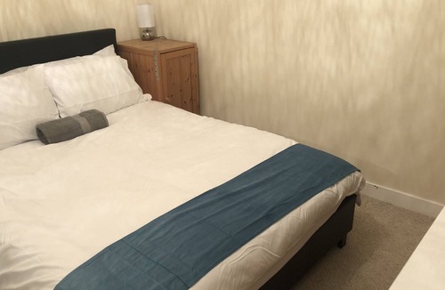 Newcastle-Under-Lyme Apartment | Central 3 BR in Newcastle with Allocated Parking