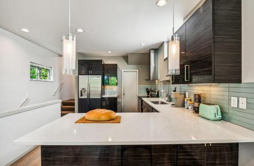 Magnolia House | Central 3-Story with Private Balcony