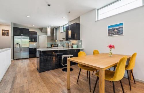 Magnolia House | Central 3-Story with Private Balcony