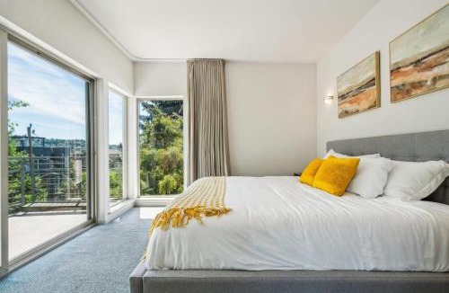 Magnolia House | Central 3-Story with Private Balcony