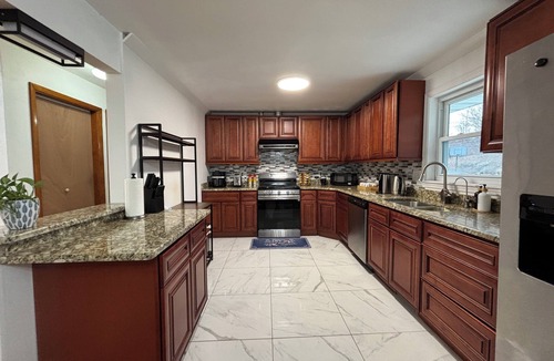 Altoona House | Central 3BR 1 Min Walk to Logan Valley Mall