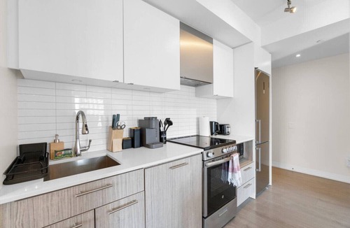 Church and Wellesley Hotel | Central 3BR - Free Parking - Downtown