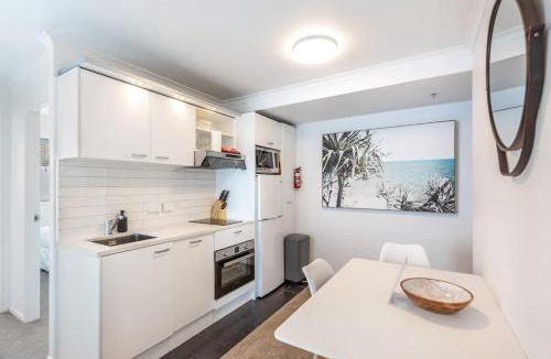 Grafton Apartment | Central 3BR Full Kitchen & Amenities Zodiak Stays