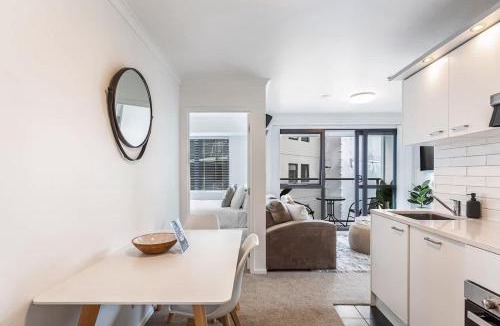 Grafton Apartment | Central 3BR Full Kitchen & Amenities Zodiak Stays