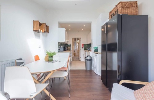 Cambridge House | Central 4 Bed Home With Parking